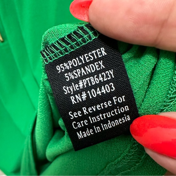 Flower and Feather | Short Sleeve Blouse - Picture 7 of 7